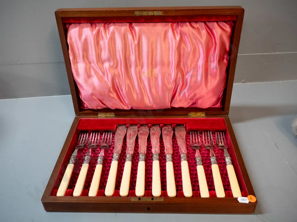 mahogany cased Victorian plated ware bone handled 12 piece fish set - case has no key Image 1++