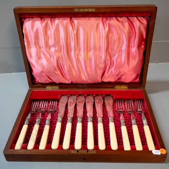 mahogany cased Victorian plated ware bone handled 12 piece fish set - case has no key