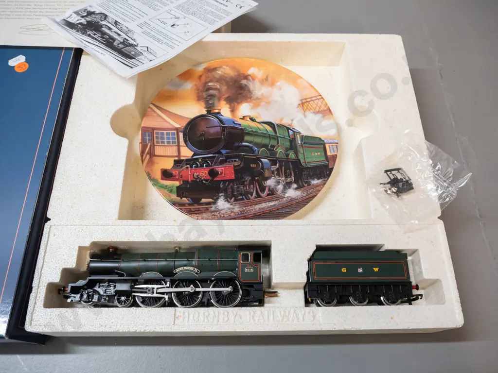 boxed Royal Doulton & Hornby limited edition of 3000 collector plate and King Henry locomotive and tender Image 1++