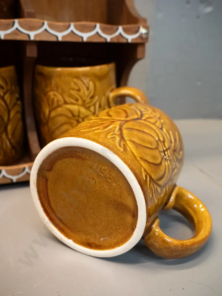 4 Crown Lynn mugs with raised autumn motifs in retro wooden "Coffee Hut" stand H-340 W-200 D-80 Image 1++