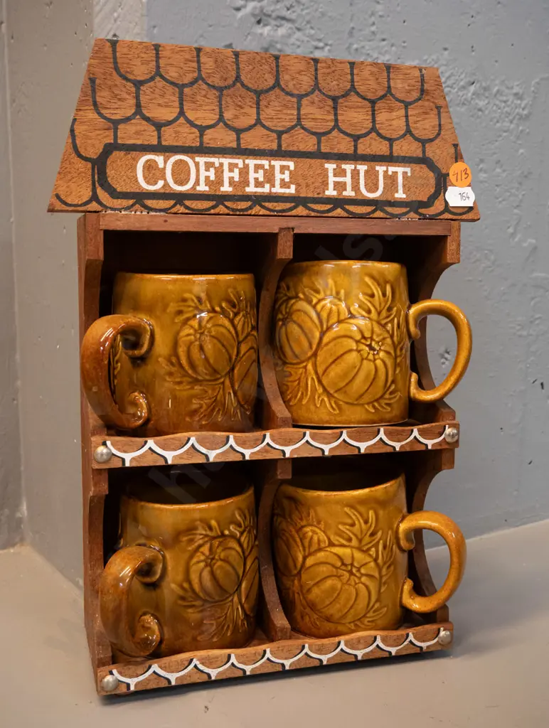 4 Crown Lynn mugs with raised autumn motifs in retro wooden "Coffee Hut" stand H-340 W-200 D-80 Image 1++