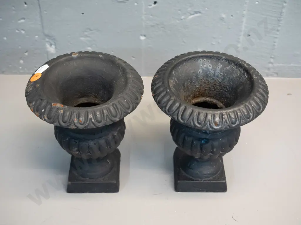 pair of Victorian cast iron small urns H-160 Image 1++