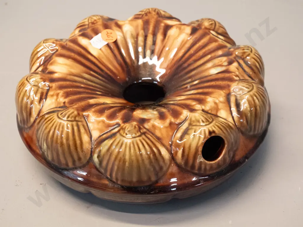 vintage Majolica style shell-motif earthenware spittoon D-200 Image 1++