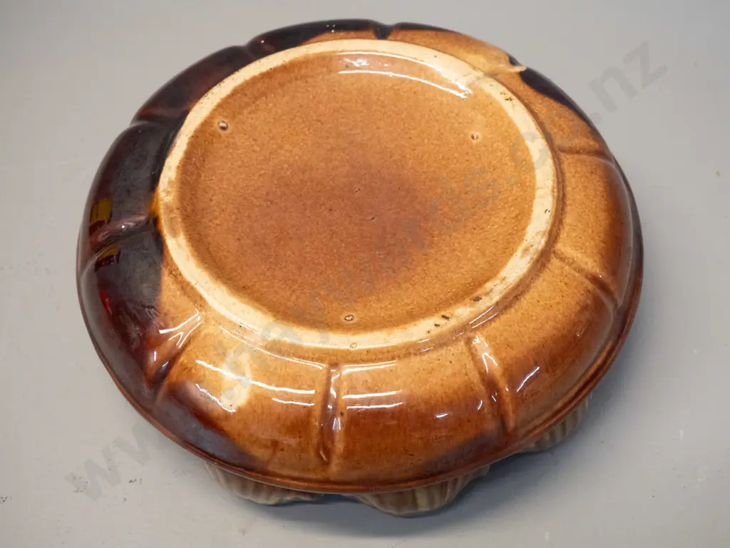 vintage Majolica style shell-motif earthenware spittoon D-200 Image 1++