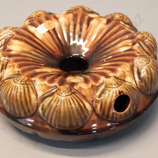 vintage Majolica style shell-motif earthenware spittoon D-200