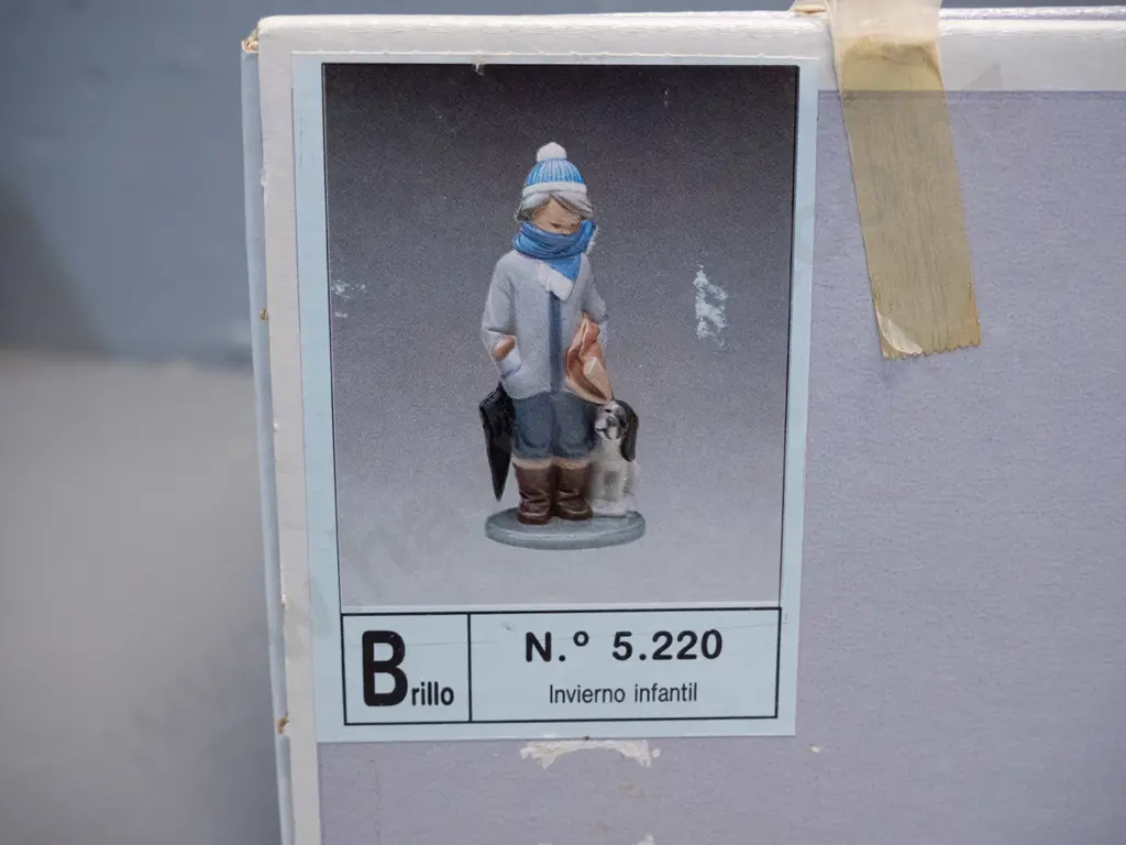 2 Lladro figurines, one with original box, a boxed Lladro plaque and 3 catalogues. Girl with doll is H-290 W-110 Image 1++