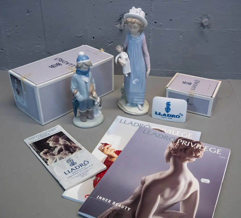 2 Lladro figurines, one with original box, a boxed Lladro plaque and 3 catalogues. Girl with doll is H-290 W-110 Image 1++
