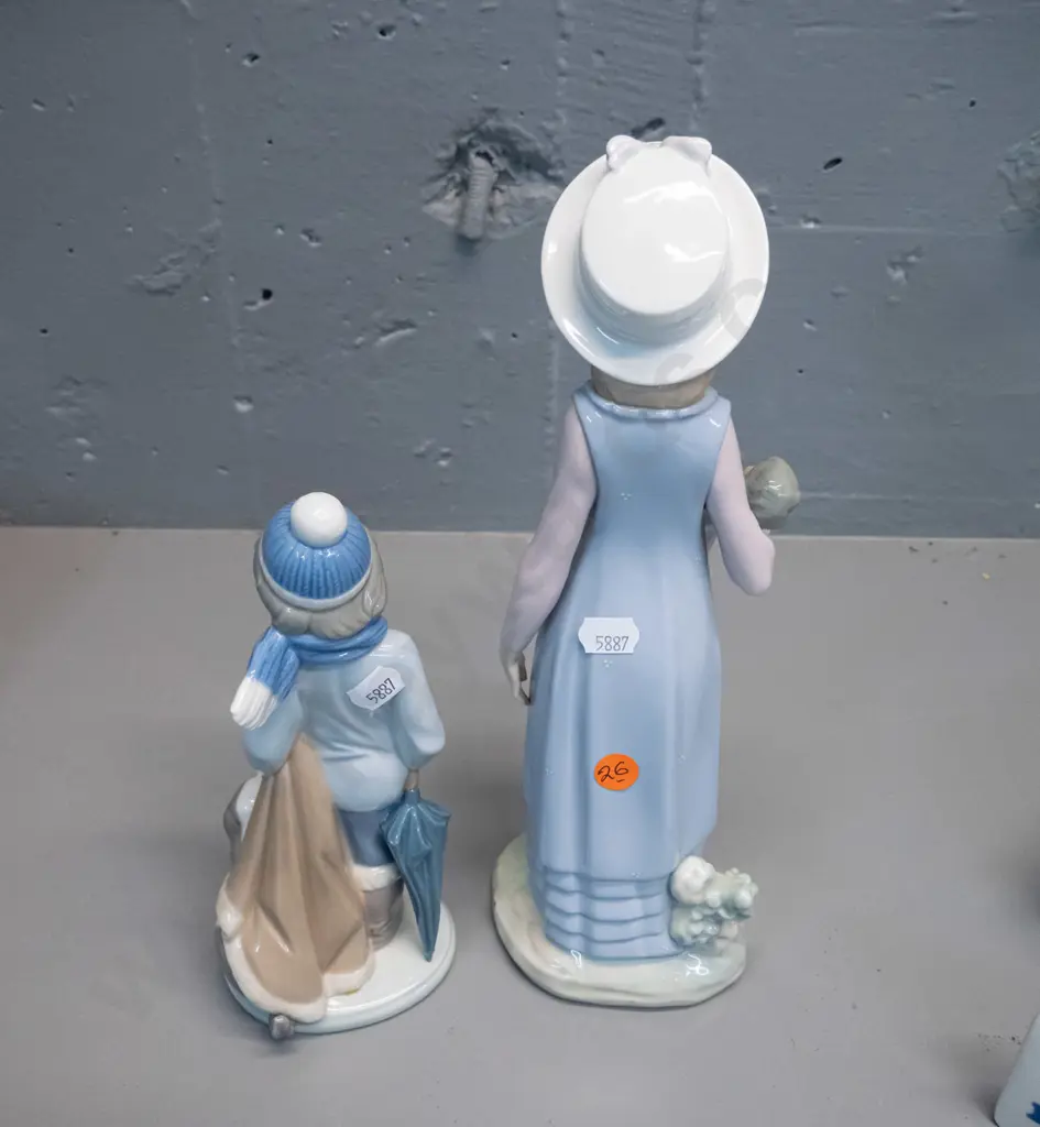 2 Lladro figurines, one with original box, a boxed Lladro plaque and 3 catalogues. Girl with doll is H-290 W-110 Image 1++