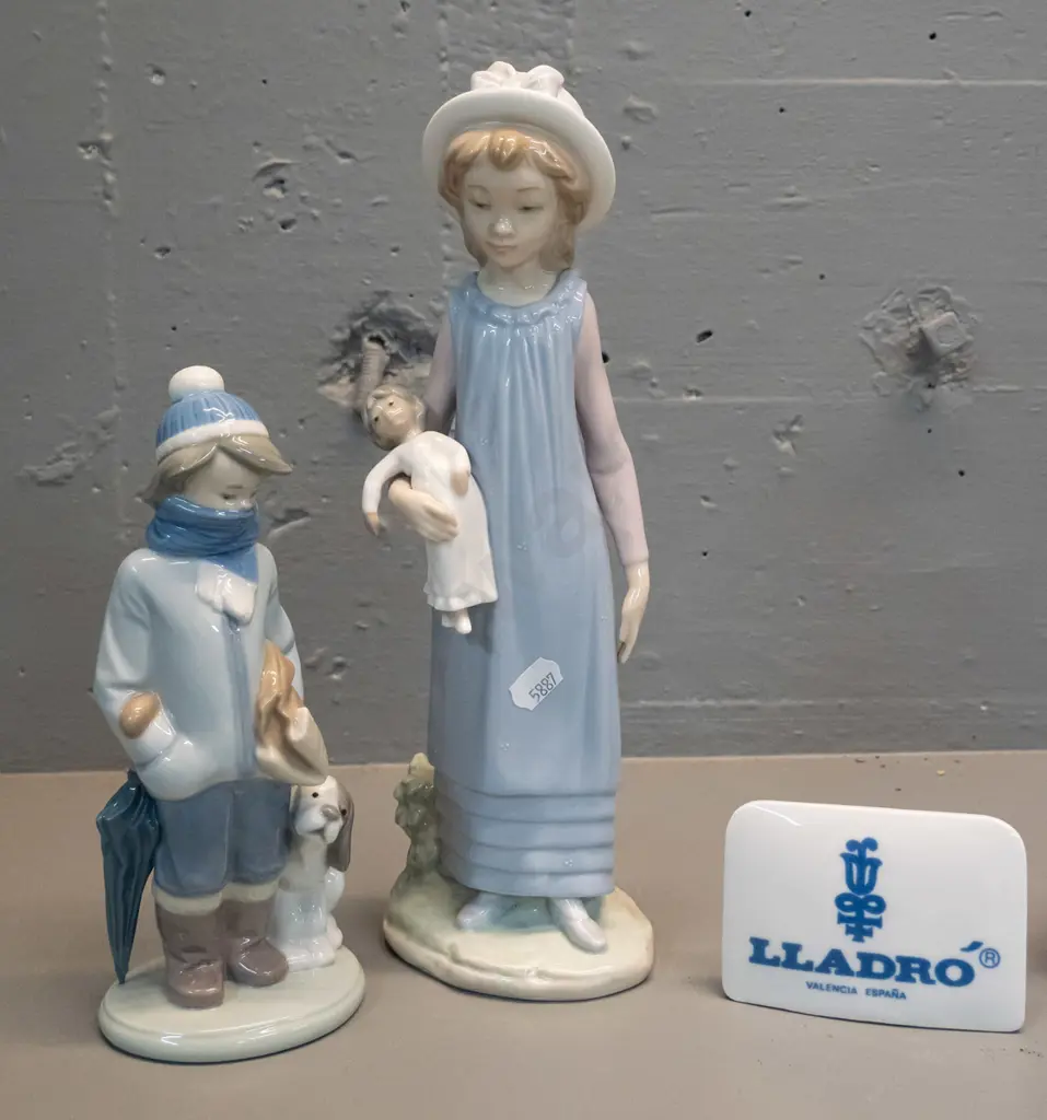 2 Lladro figurines, one with original box, a boxed Lladro plaque and 3 catalogues. Girl with doll is H-290 W-110 Image 1++