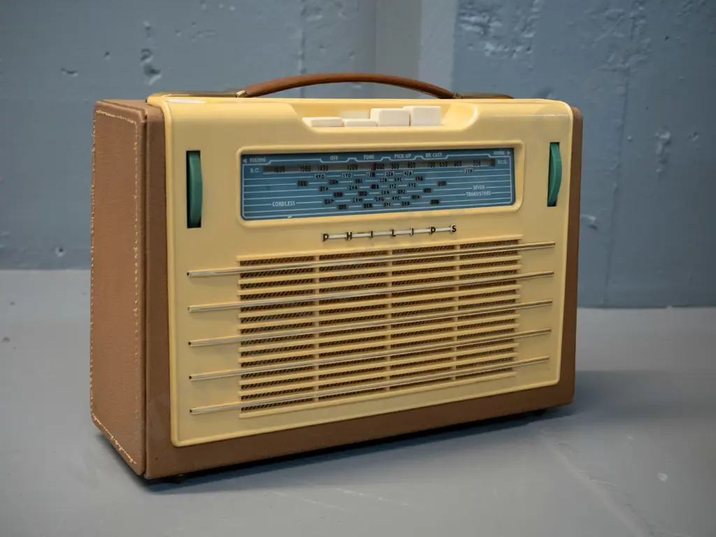 vintage vinyl and plastic-cased Philips transistor radio - working but reception untested, some cracking to handle H-190 Image 1++