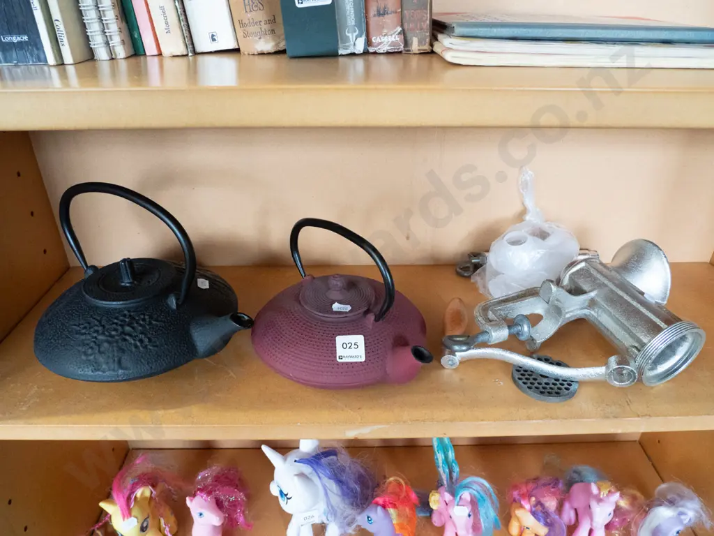2 cast iron teapots and a benchtop mincer Image 1++