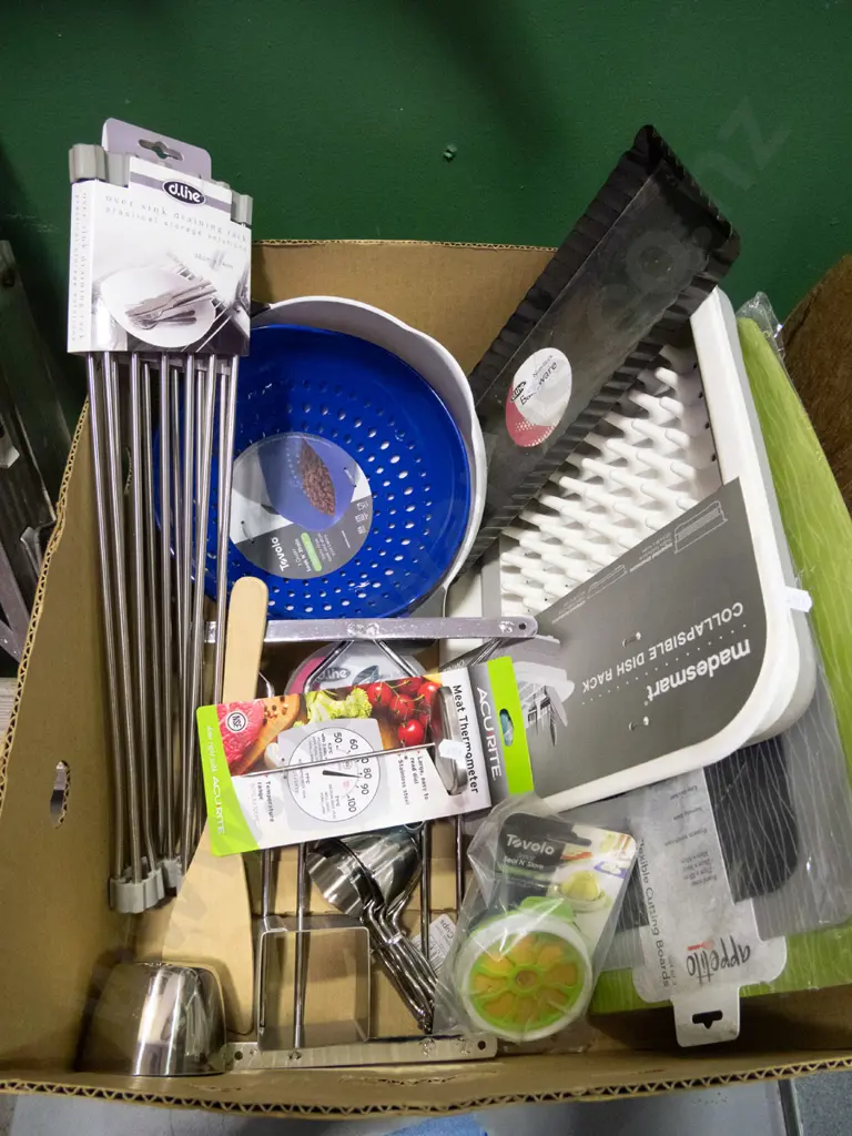 box of kitchen allsorts, dish rack, straining bowl, draining rack etc. Image 1++