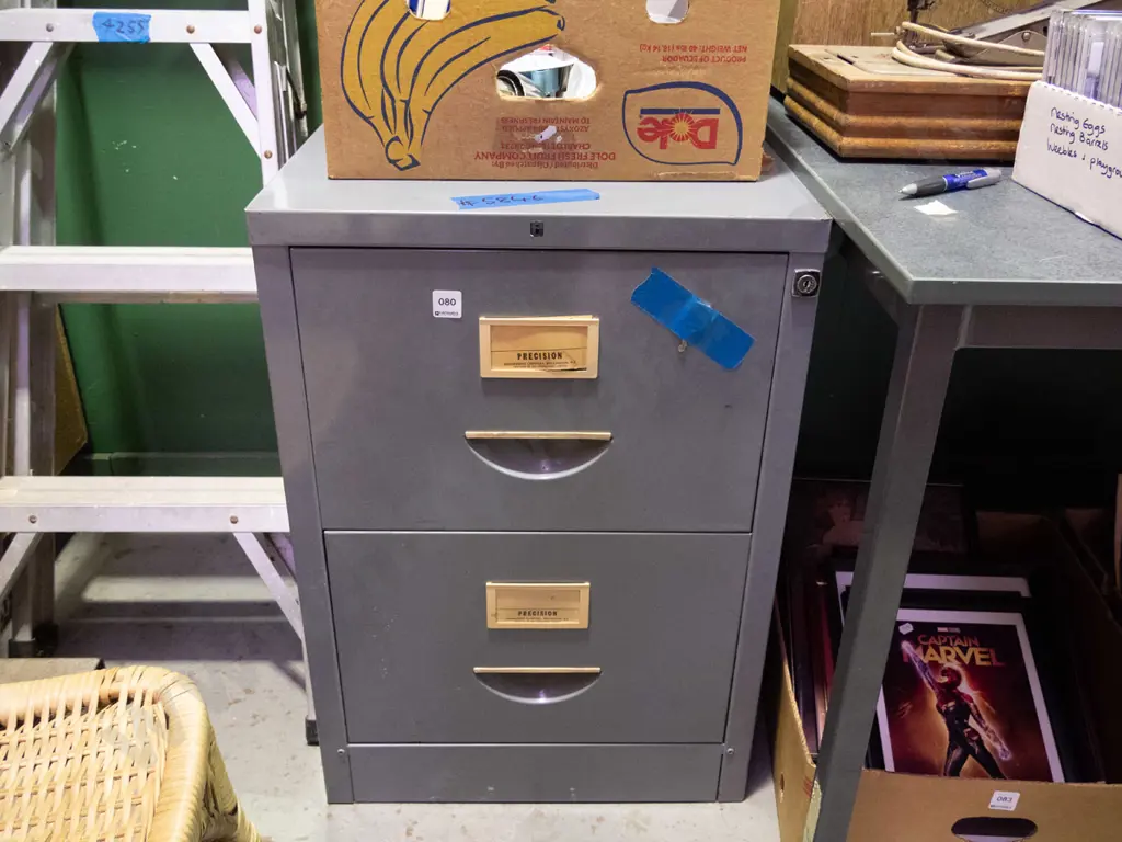 Precision 2-door filing cabinet - key in office Image 1++