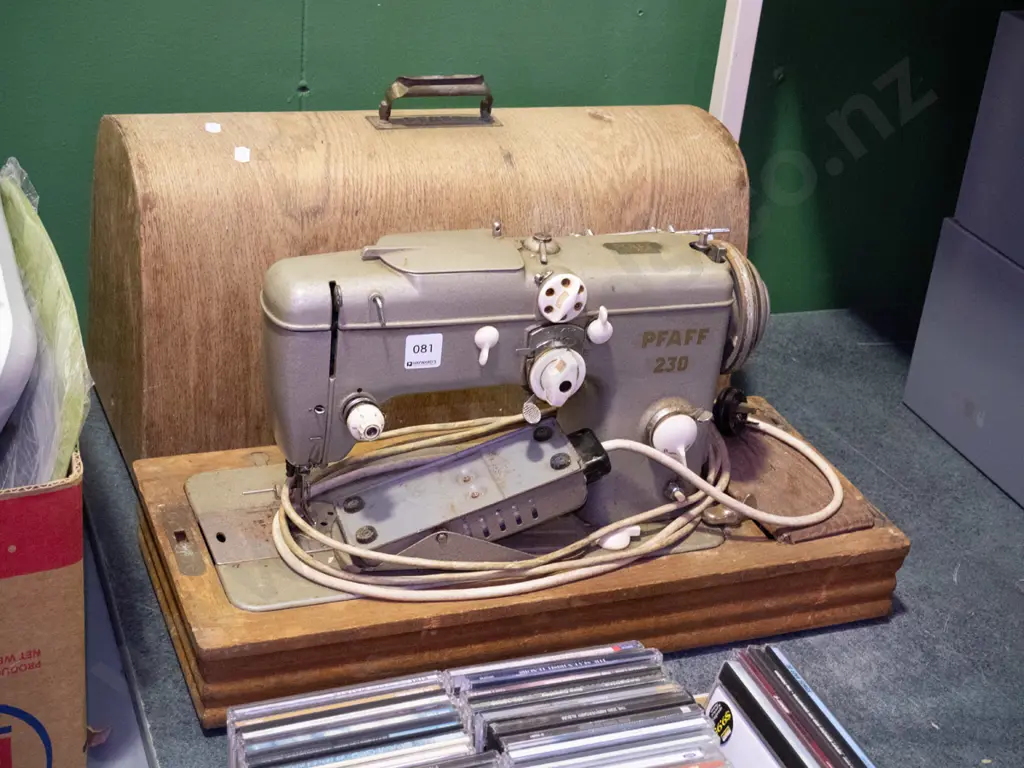 vintage Pfaff tabletop sewing machine - as is, no returns Image 1++