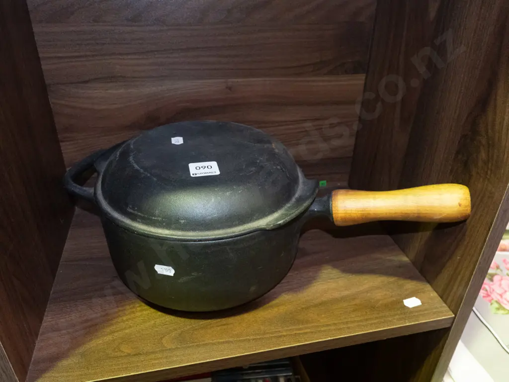 cast iron lidded pot Image 1++
