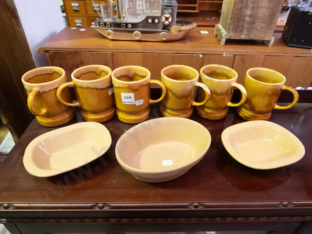 Crown Lynn coffee pot and 3 small stoneware pie dishes Image 1++