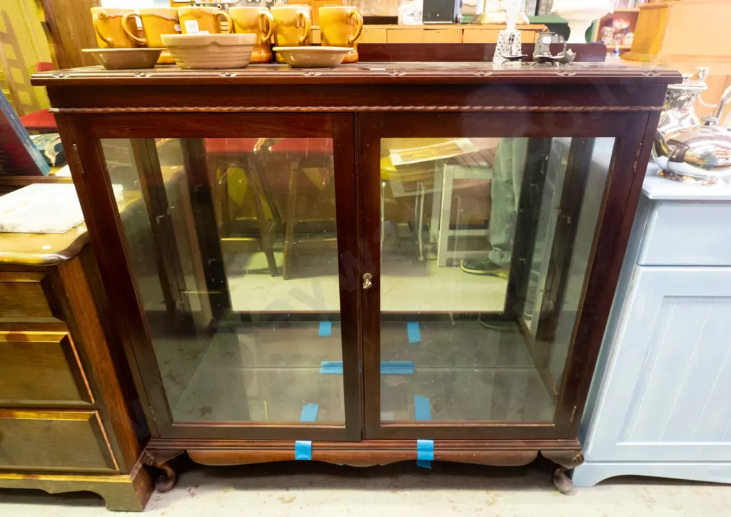 mahogany cab-leg 2-door china cabinet with glazed sides, adjustable shelves H-1050 W-1065 D-290 Image 1++
