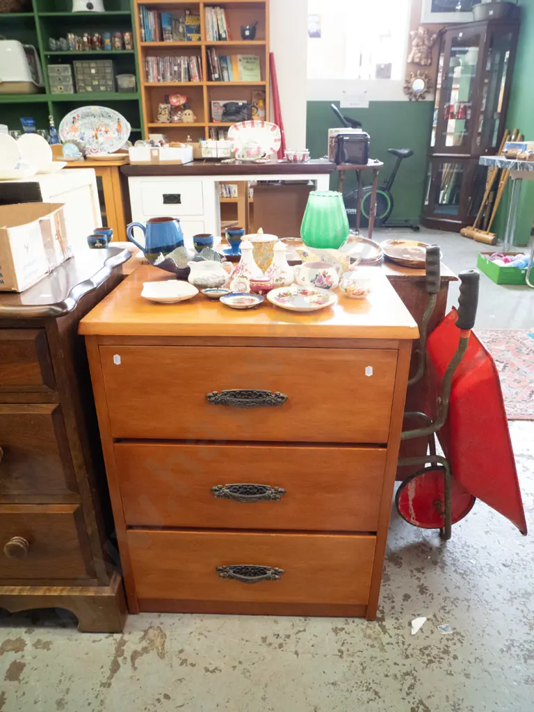 MDF and wood 3-drawer bedside cabinet H-670 W-540 D-370 Image 1++