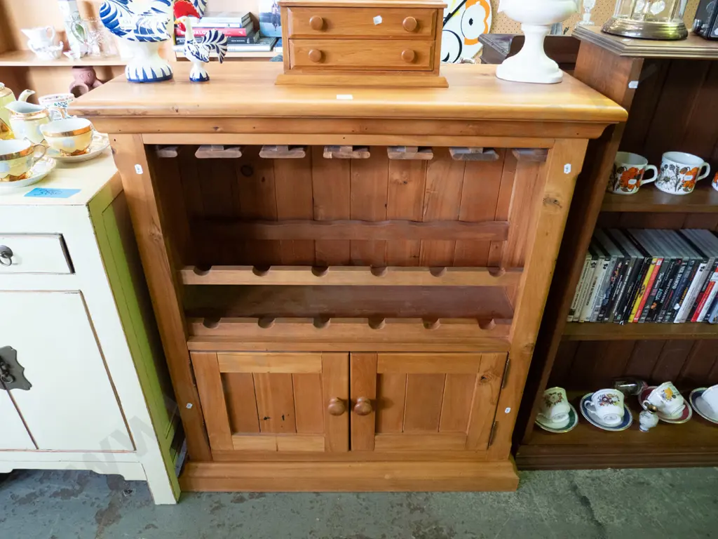rimu 2-door cupboard / wine rack H-1010 W-900 D-340 Image 1++