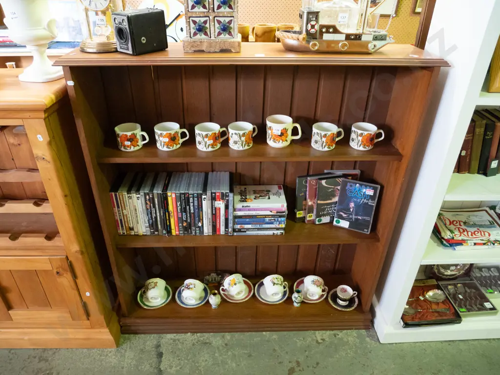 solid rimu bookcase H-1090 W-1050 D-240 Image 1++