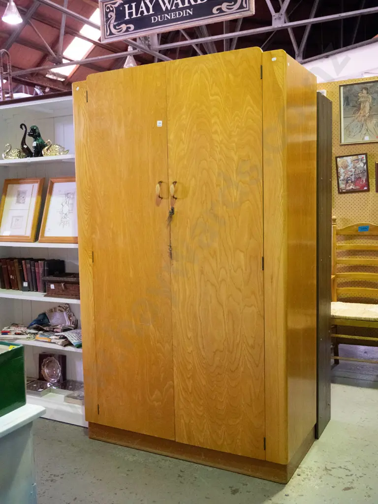oak 2-door wardrobe with internal shelving H-1840 W-1100 D-500 - key in office Image 1++