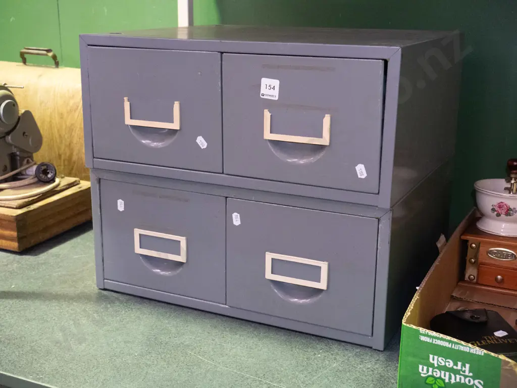 2 small 2-drawer metal filing cabinets Image 1++