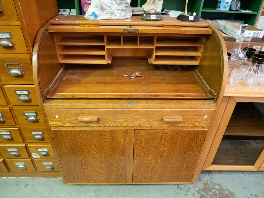 oak roll-top desk - key and lock in office Image 1++