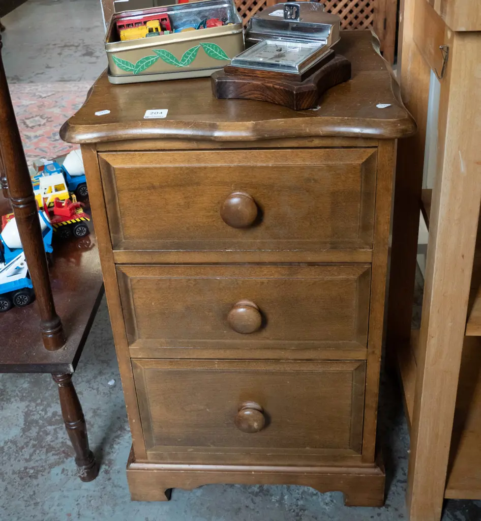 solid rimu 3-drawer bedside cabinet Image 1++