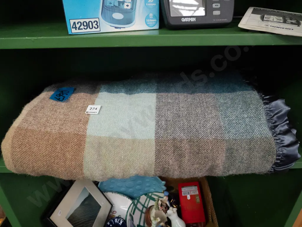 checked travel rug Image 1++