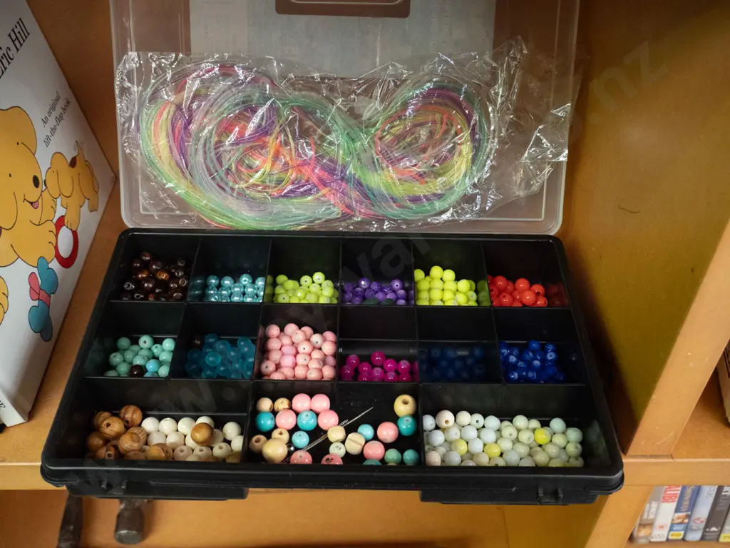 plastic organiser of beads etc Image 1++