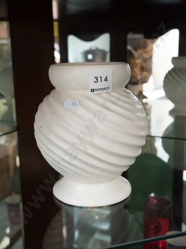 white English mid-century vase H-150 Image 1++