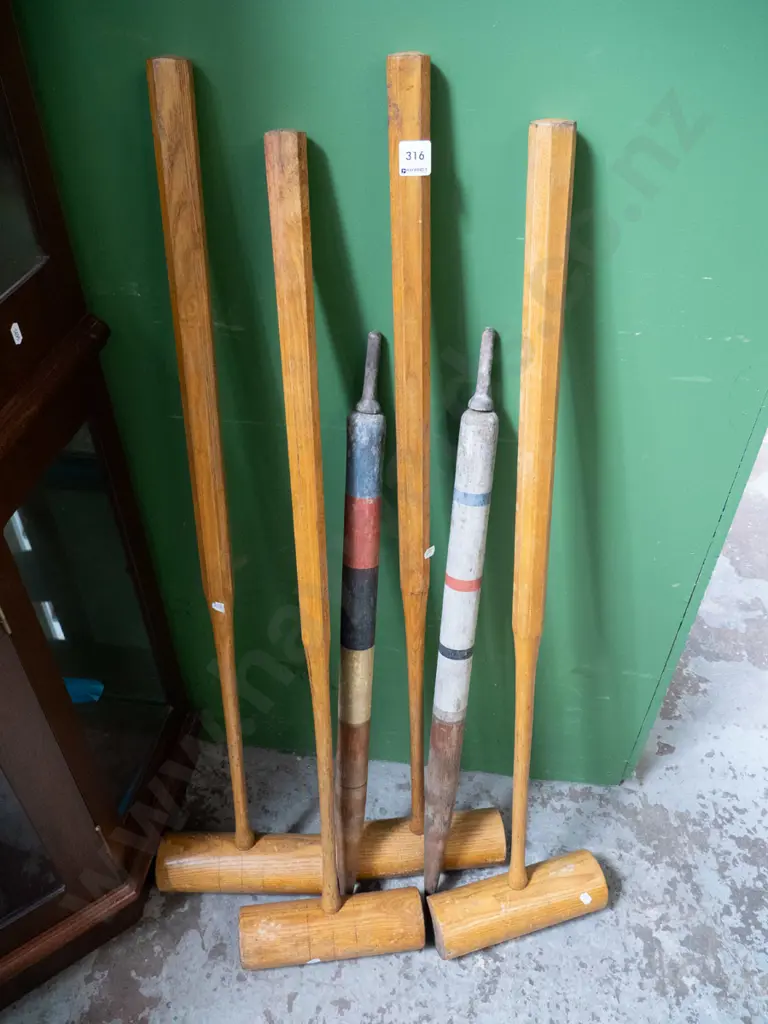 4 croquet mallets and 2 scoring wickets Image 1++
