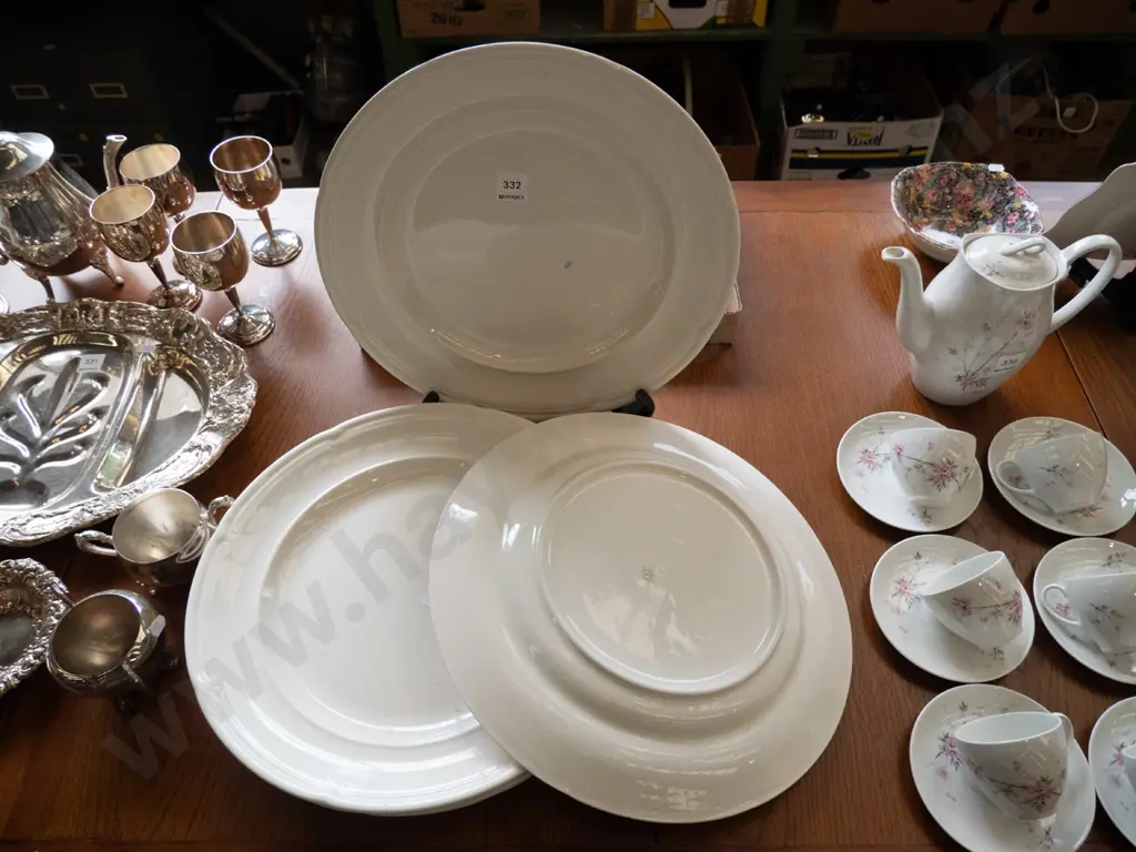 6 large white plates Image 1++