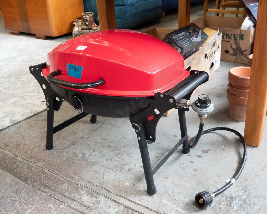 unbranded lidded barbecue Image 1++