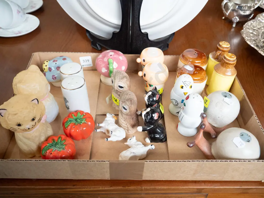 box of novelty salts & peppers Image 1++