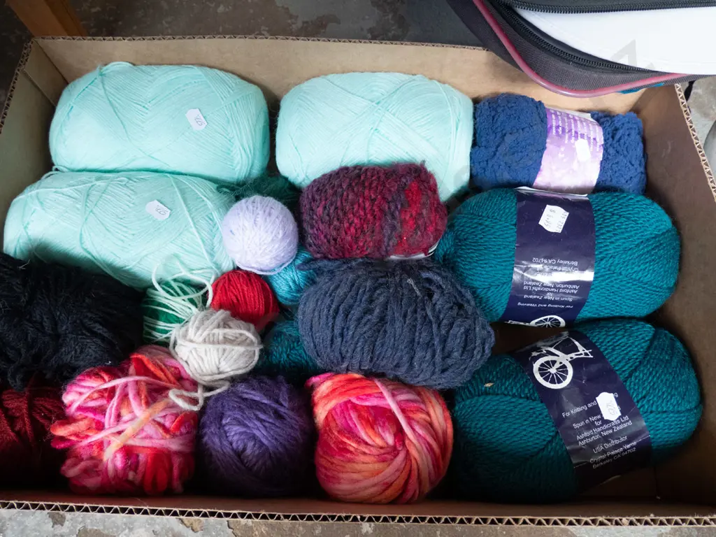 box of knitting yarn Image 1++