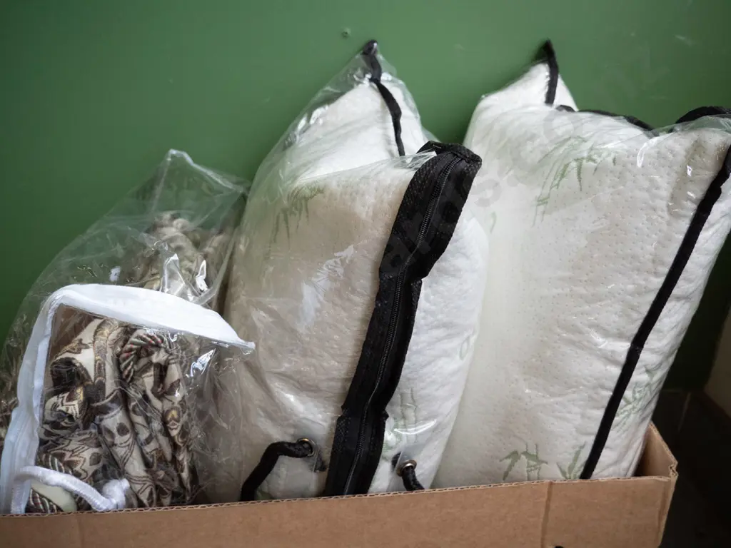 2 Bambillo pillows and a queen sized quilt cover Image 1++