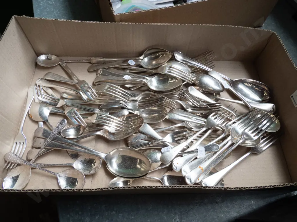 box of cutlery Image 1++