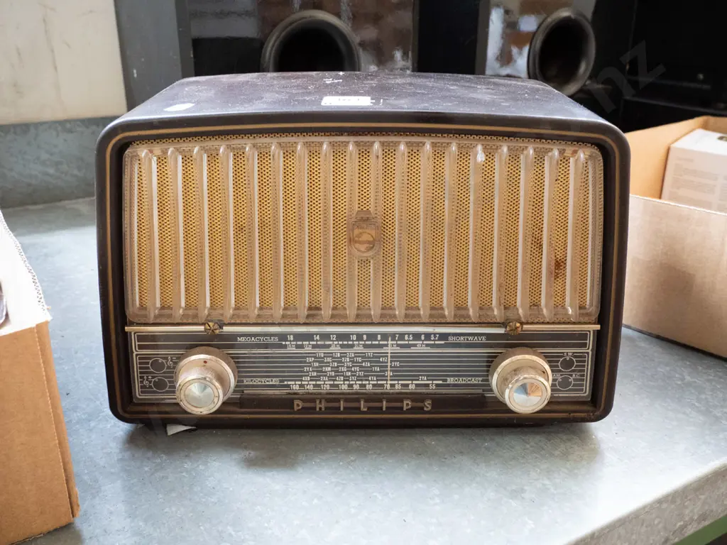 vintage bakelite cased Philips mantel radio Image 1++