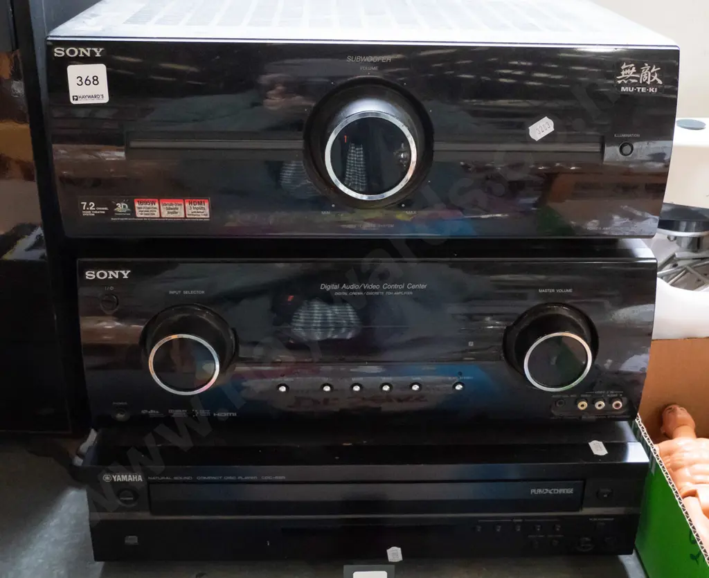 Sony stereo system, Yamaha CD player and 2 large speakers Image 1++