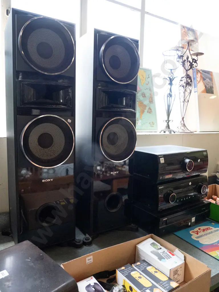 Sony stereo system, Yamaha CD player and 2 large speakers Image 1++