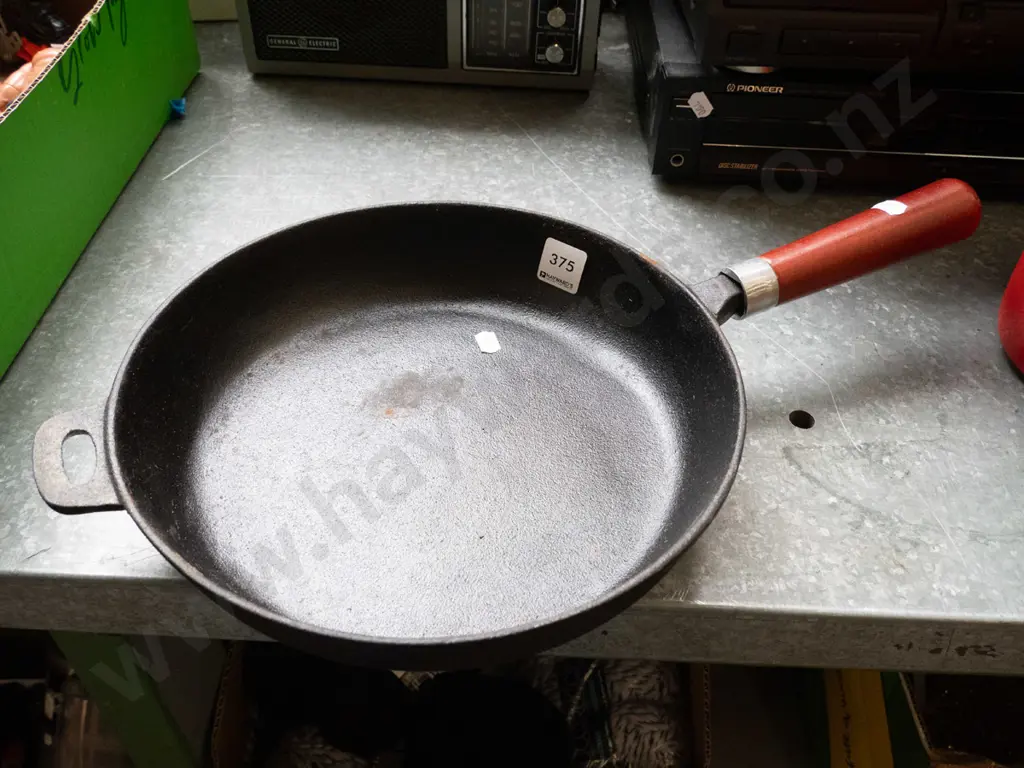cast iron frying pan Image 1++