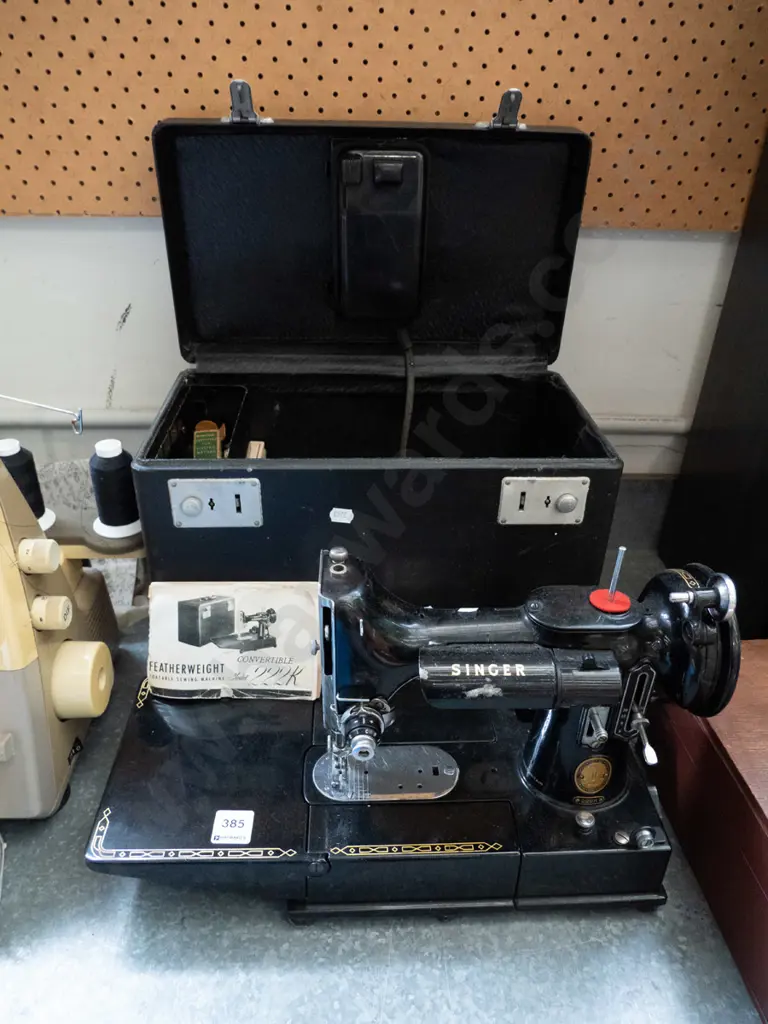 vintage Singer sewing machine and case Image 1++