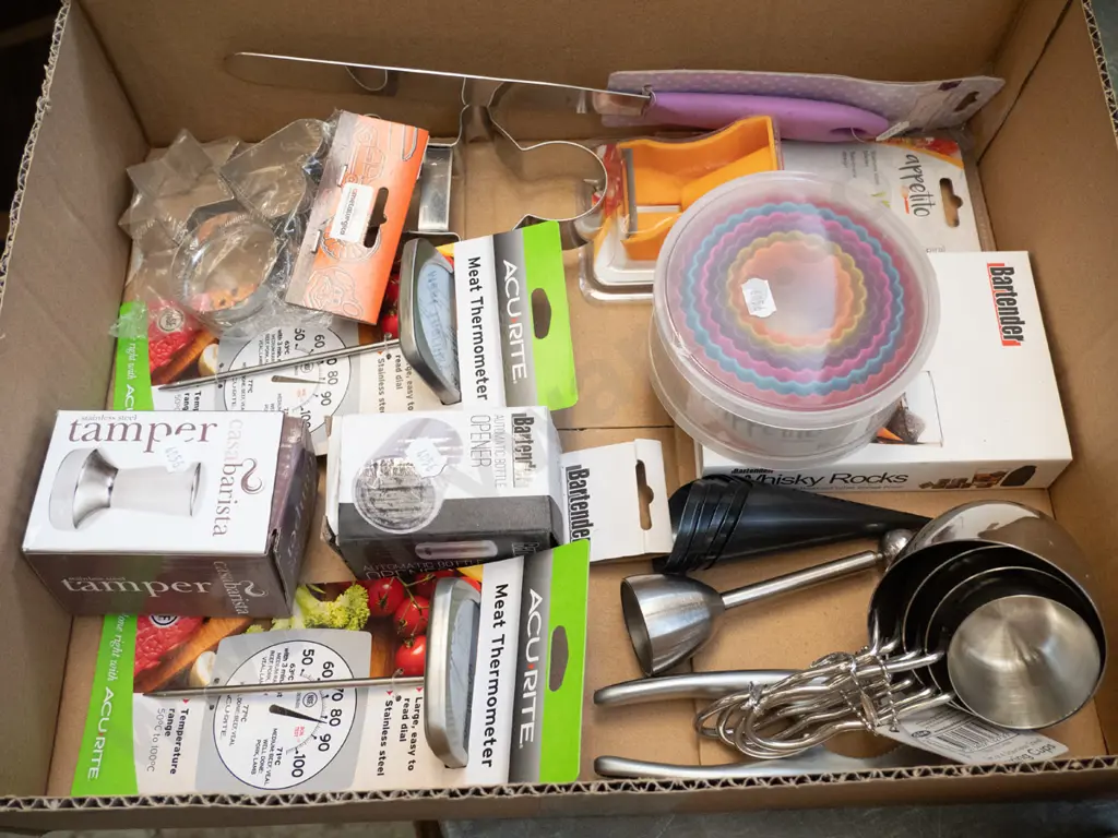 box of as-new kitchen items - cookie cutters, meat thermometer, whisky rocks, measuring cup, etc. Image 1++