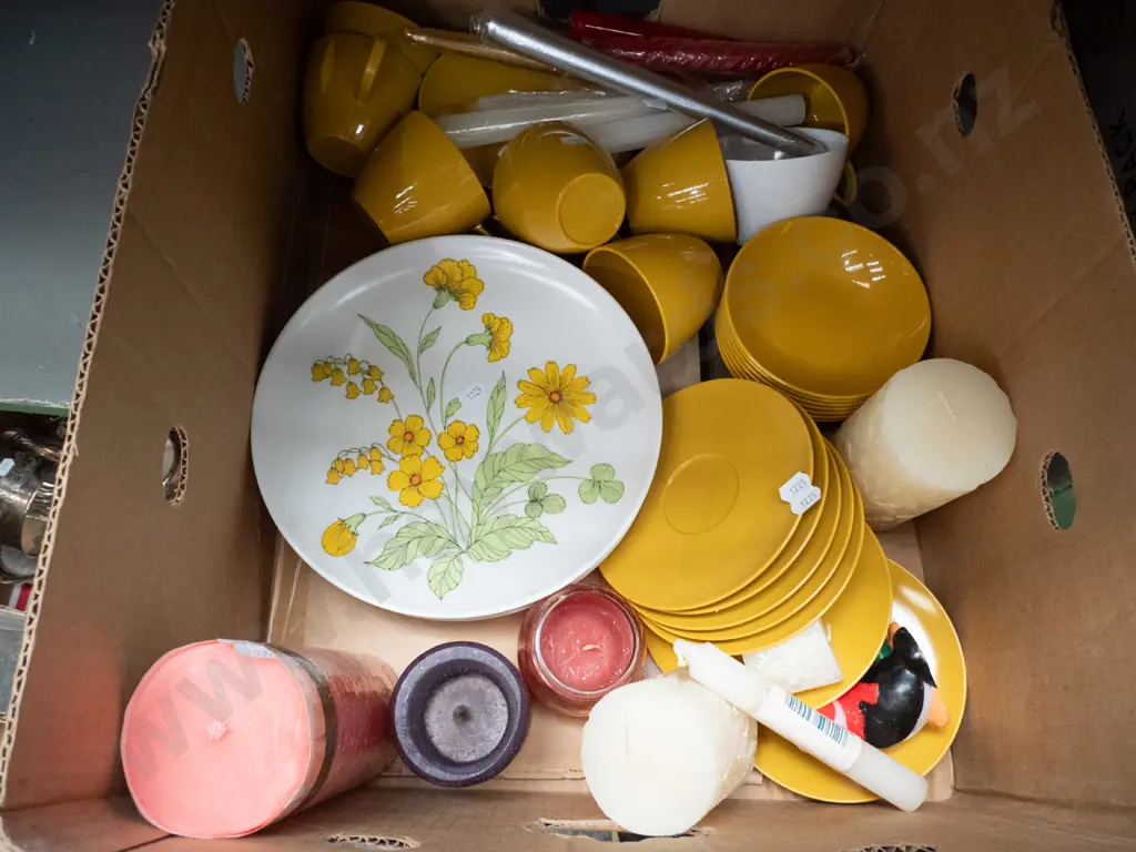 box of plastic retro picnic ware and candles Image 1++