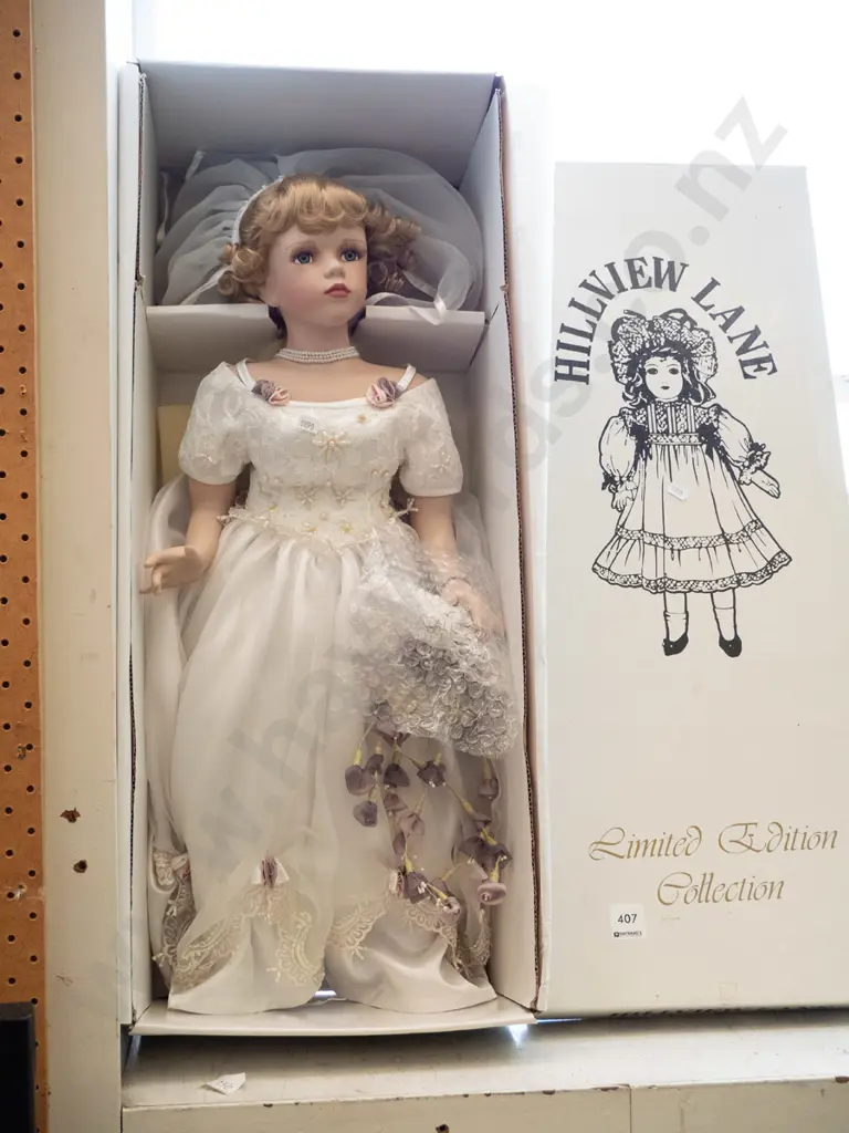 large Hillview Lane display doll Image 1++