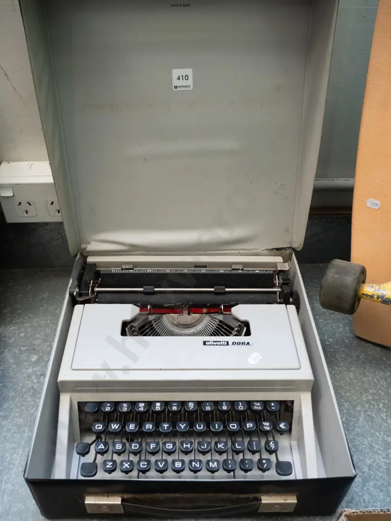 Olivetti portable typewriter Image 1++