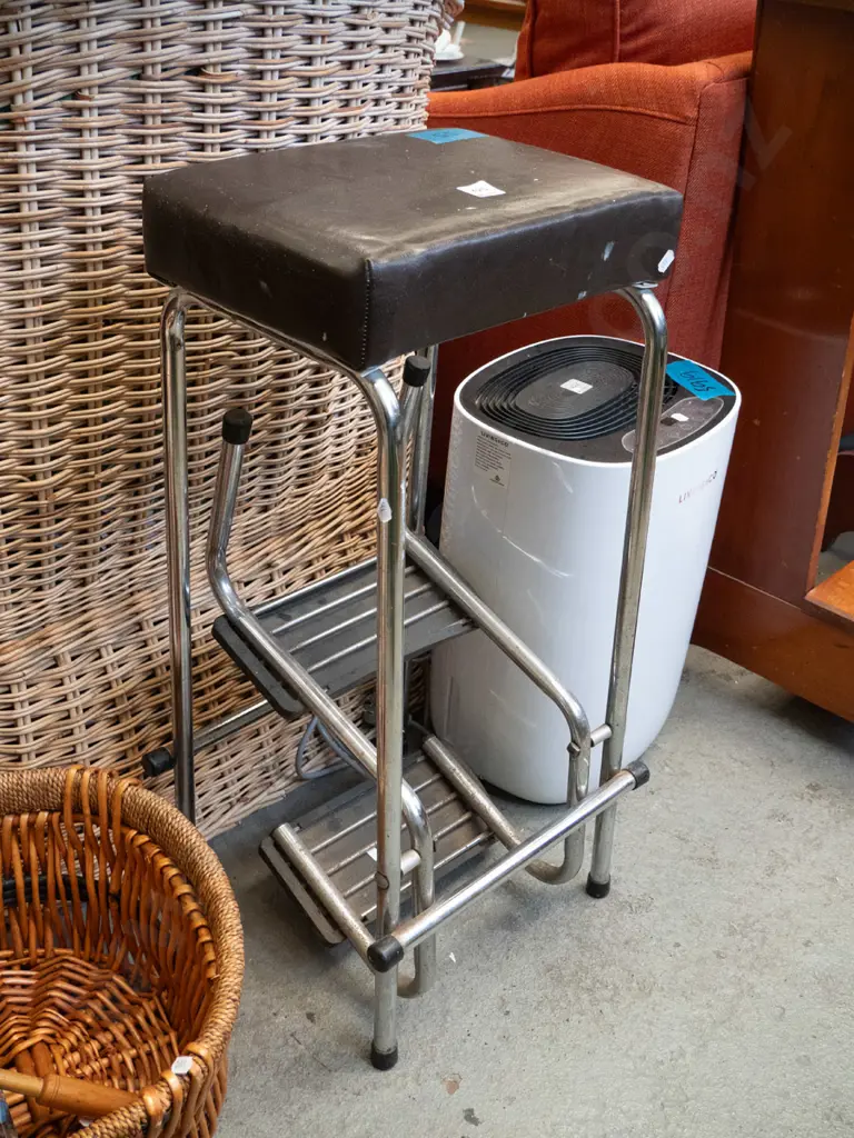 vinyl topped chrome kitchen stool - rust and damage Image 1++