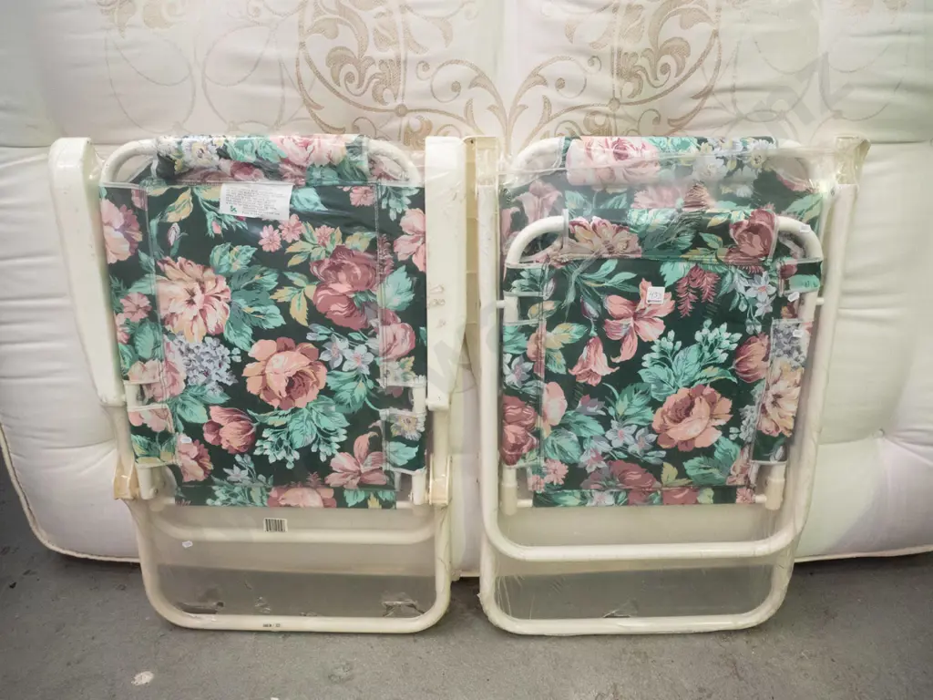 2 folding camp / patio chairs Image 1++