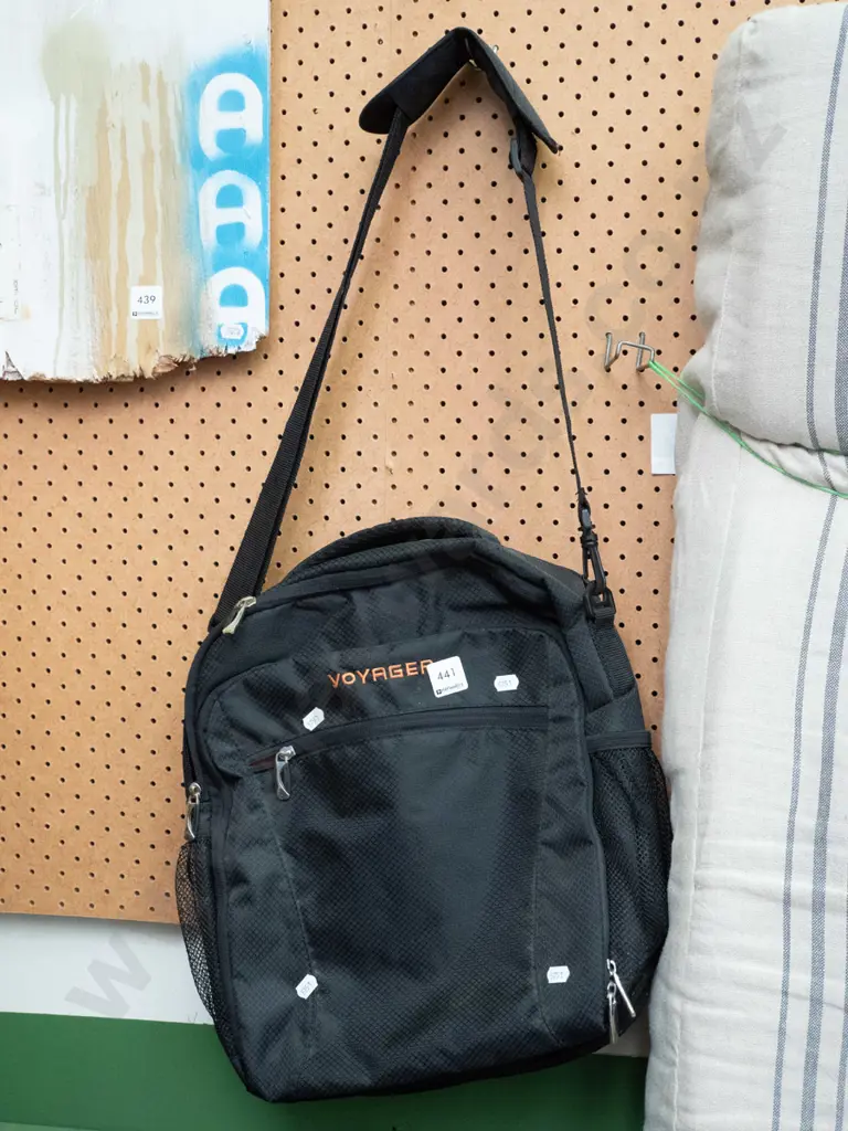 black shoulder bag Image 1++